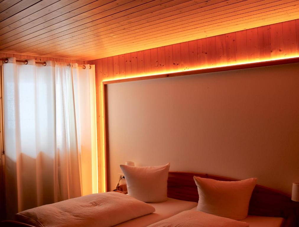 Postel nebo postele na pokoji v ubytování Hotel Gasthaus Schäfle