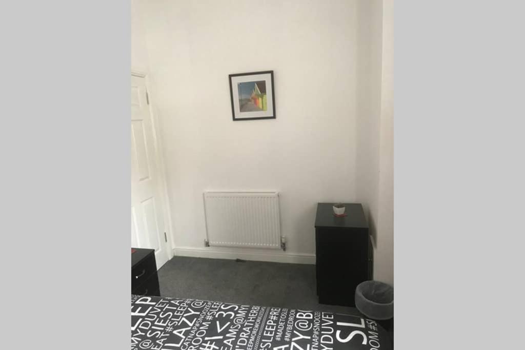 ein Schlafzimmer mit einem Bett und einem Bild an der Wand in der Unterkunft Blyth Town Centre 2 Bed Comfortable Apartment in Blythe