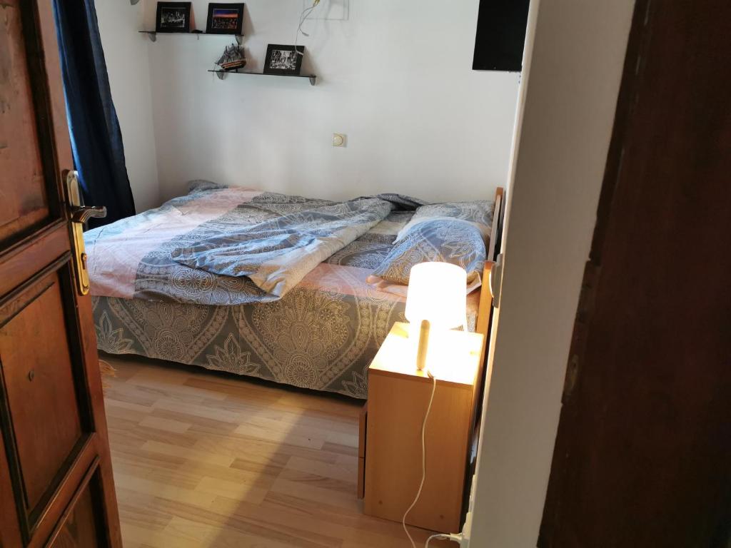 Cama o camas de una habitación en French Balkony Apartment