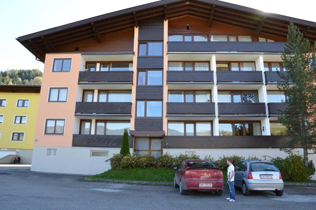 een man die voor een gebouw met zonnepanelen staat bij Appartement Daniel Kaprun in Kaprun