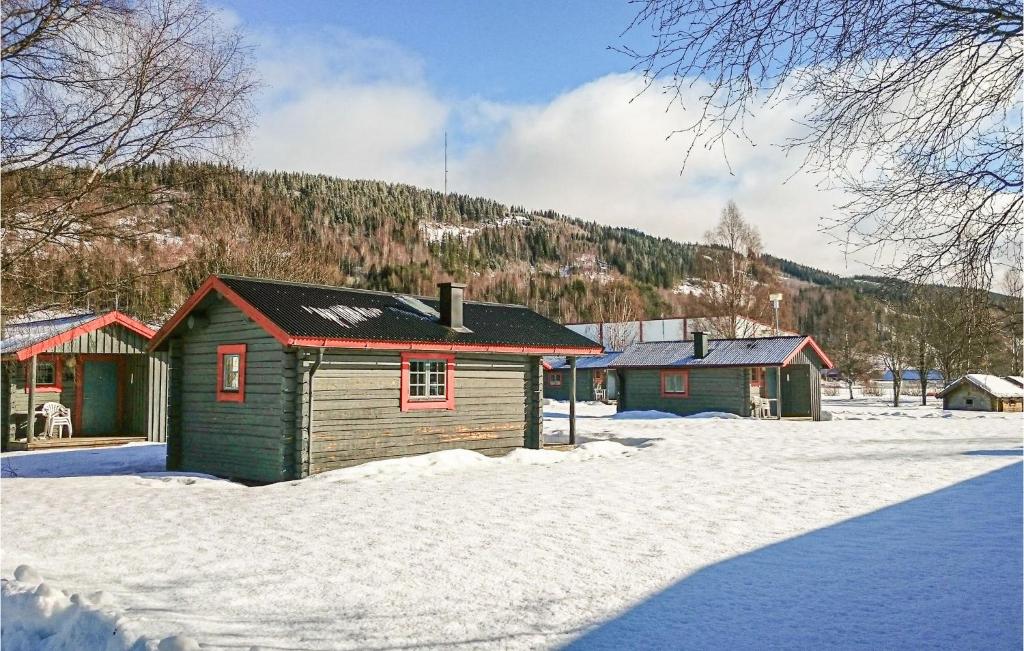 uma pequena casa na neve em frente a uma montanha em Gorgeous Home In Sysslebck With Wifi em Sysslebäck