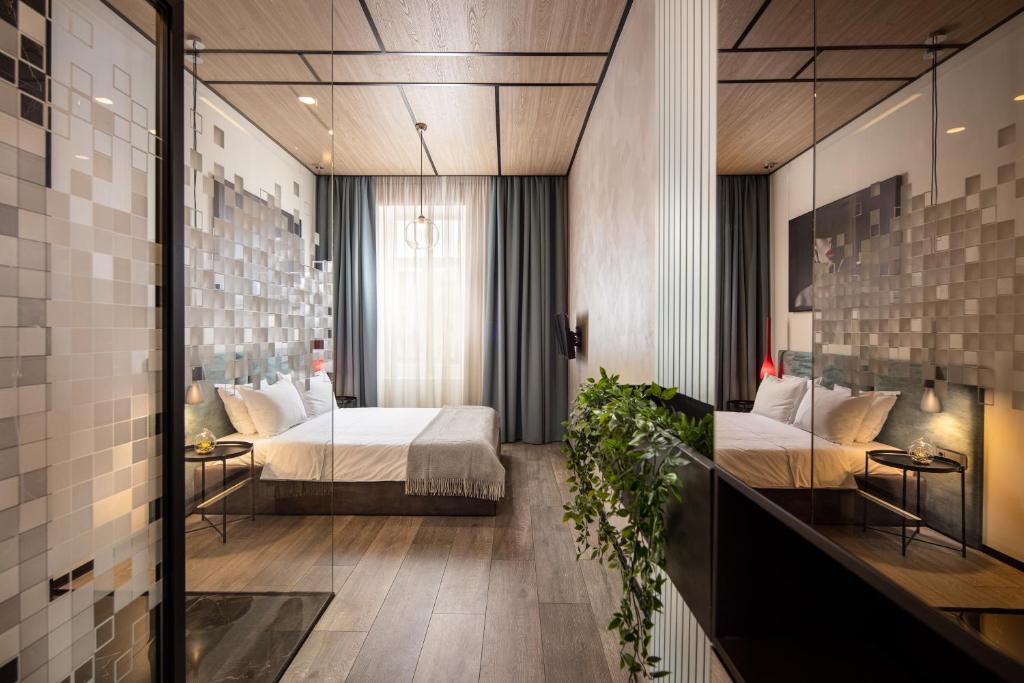 ein Hotelzimmer mit 2 Betten und einem Fenster in der Unterkunft Oldern House in Braşov