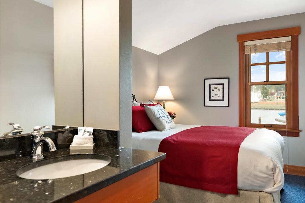 La Conner Channel Lodge - Navigator's Suite With View