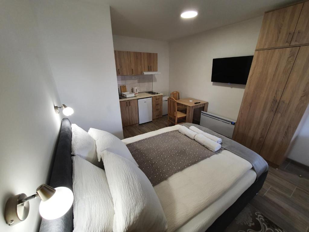 1 dormitorio con 1 cama y cocina pequeña en S&M Apartmani en Soko Banja