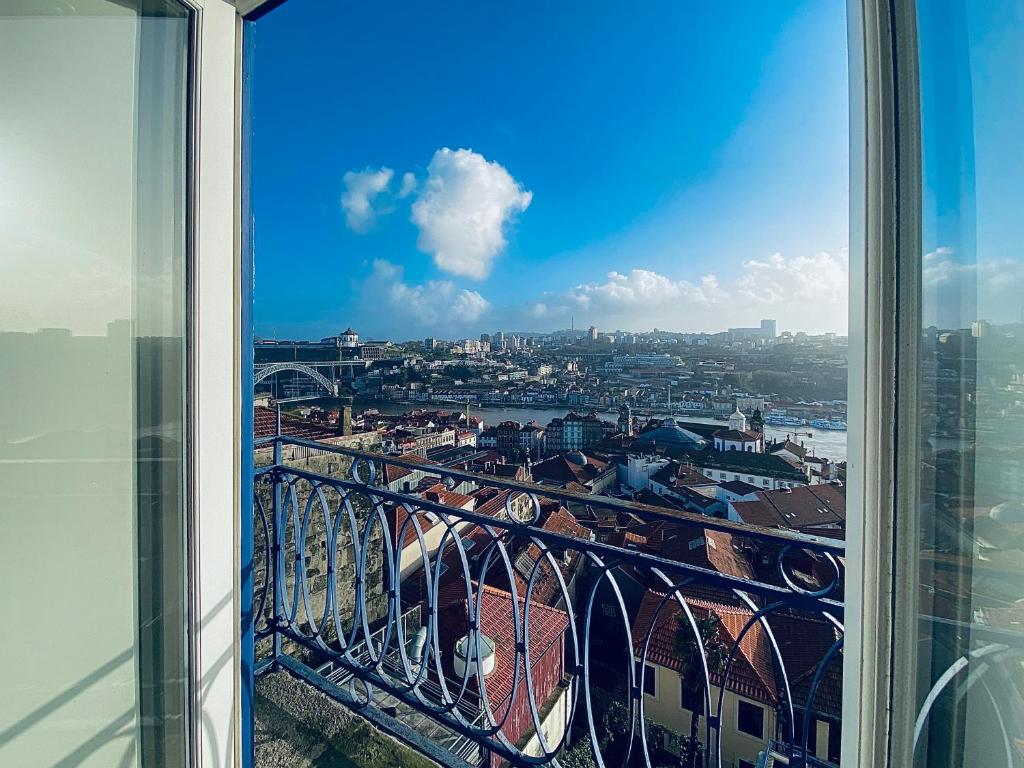 uma vista para a cidade a partir de uma varanda de um edifício em Vitoria's Terrace Apartments no Porto