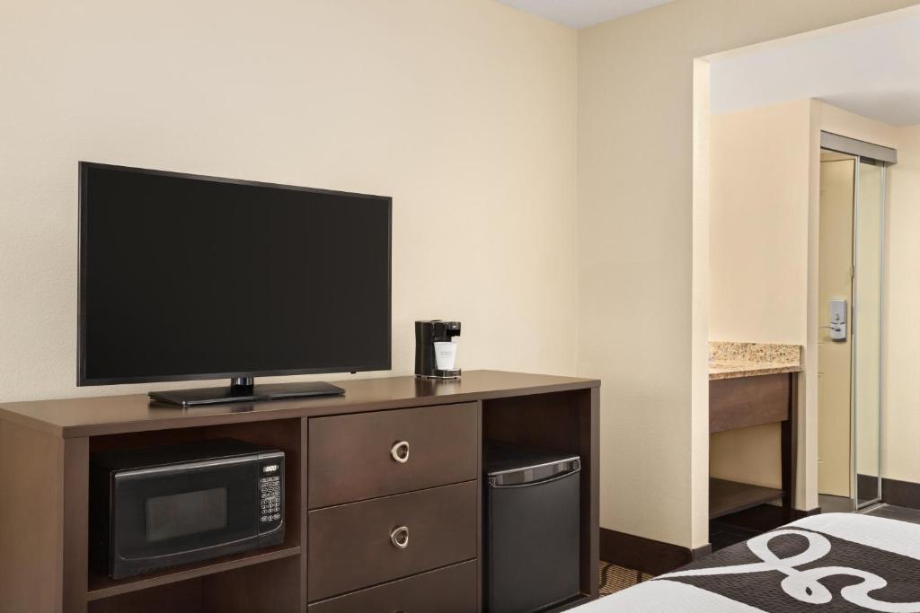 La Quinta Inn & Suites by Wyndham Richmond-Midlothian - Deluxe King Room With Sofa Bed
