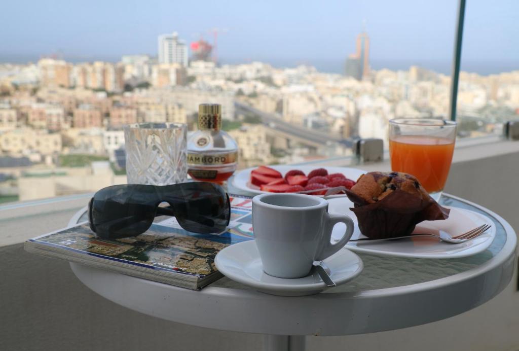 uma mesa com uma chávena de café e uma bebida em Escape to St Julians em St. Julian's