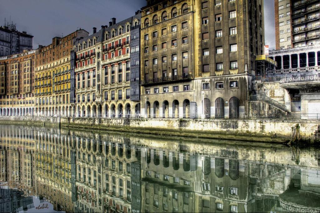Nespecifikovaný výhled na destinaci Bilbao nebo výhled na město při pohledu z apartmánu