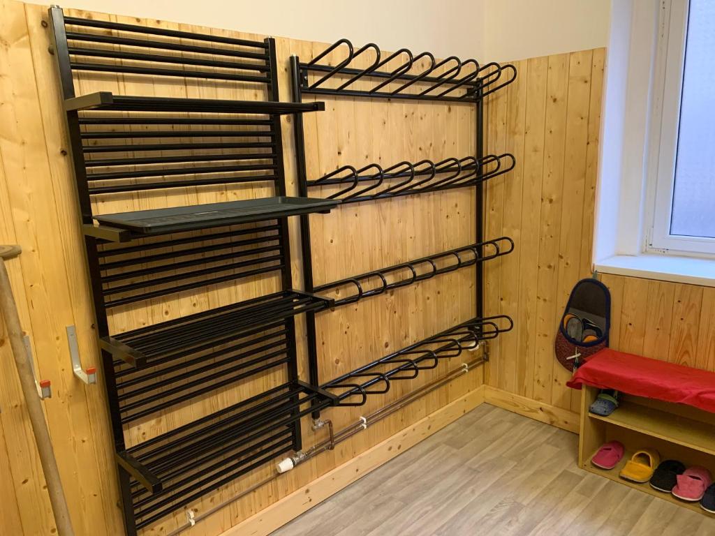 Palanda nebo palandy na pokoji v ubytování Apartmany Pod Kloboukem
