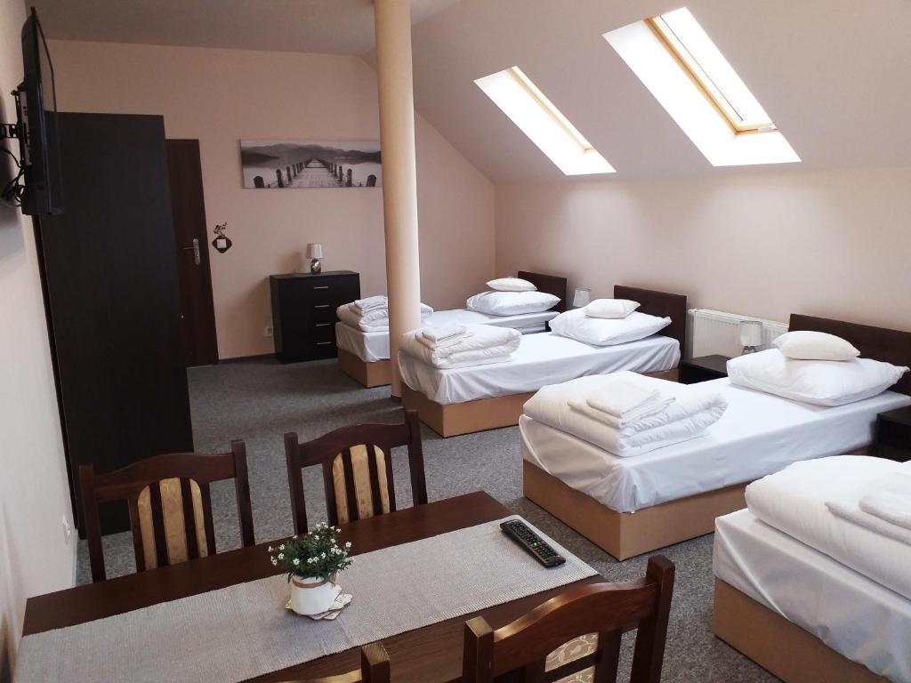 Posteľ alebo postele v izbe v ubytovaní Sum Restauracja & Hotel