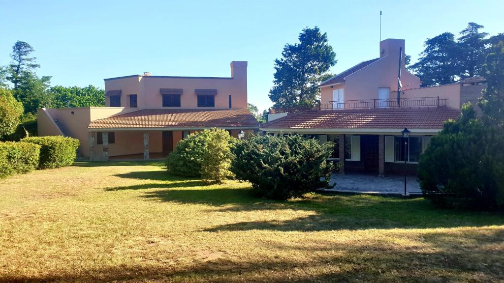 een huis met een tuin ervoor bij Chalets La Lucinda in Cortaderas