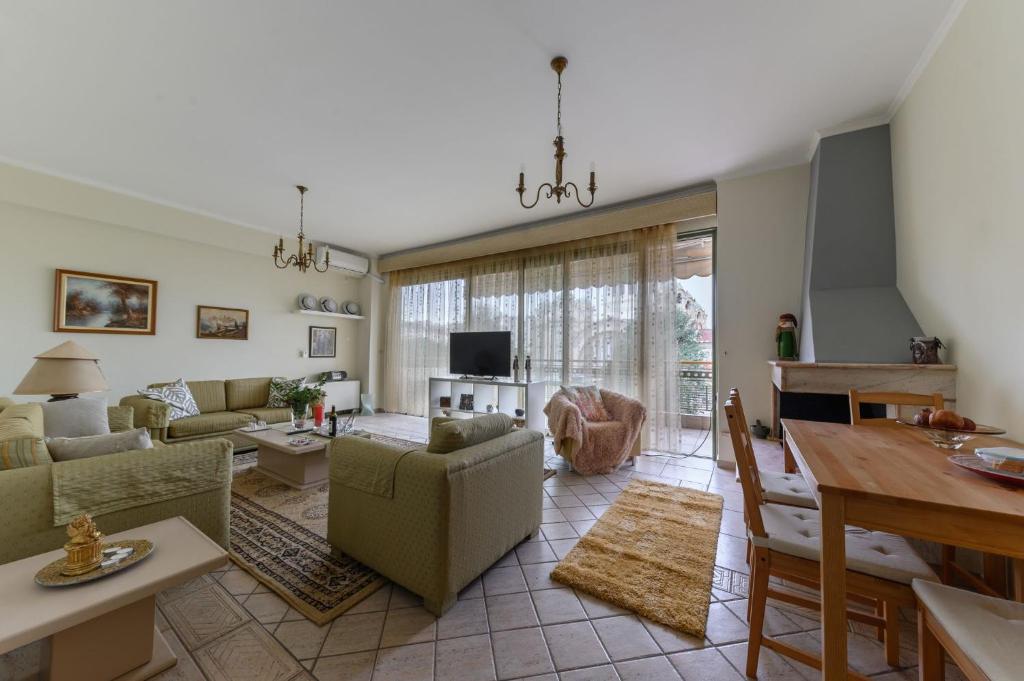 Χώρος καθιστικού στο 3BD Apartment in the Center