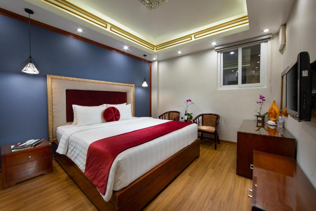 Postel nebo postele na pokoji v ubytování Hanoi Lotus Boutique Hotel