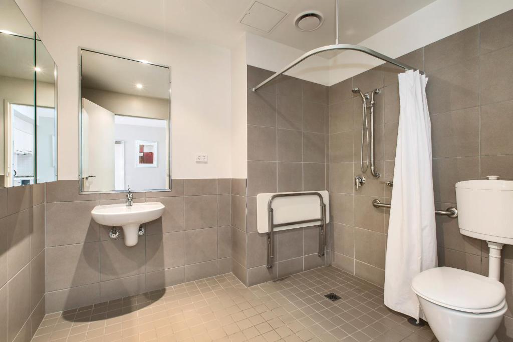 Koupelna v ubytování Gladstone Downtown Central Apartment Hotel Official