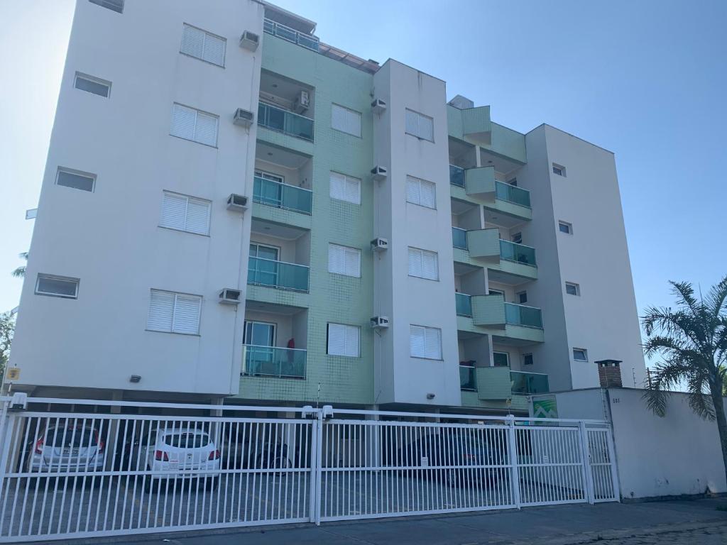  Apto 2 QTs c Garagem e Piscina no Centro