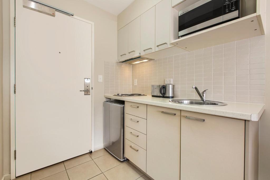 Kuchyň nebo kuchyňský kout v ubytování Gladstone Downtown Central Apartment Hotel Official