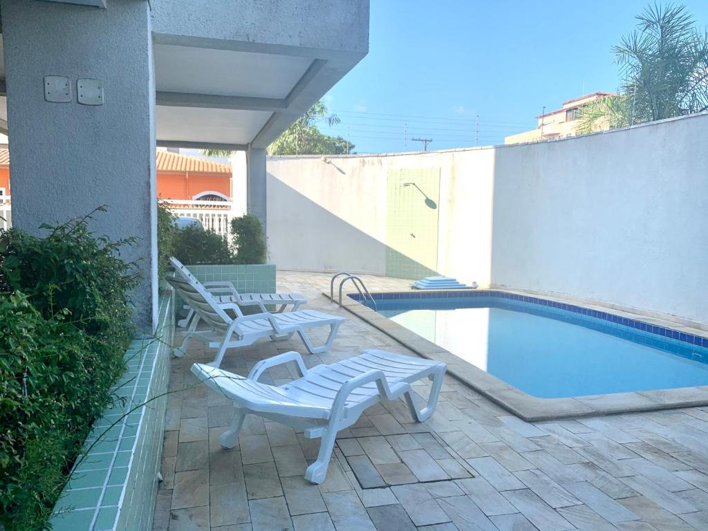  Apto 2 QTs c Garagem e Piscina no Centro