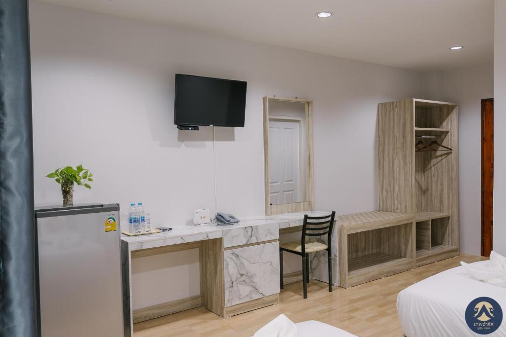 TV a/nebo společenská místnost v ubytování Thepchamrat Boutique Hotel
