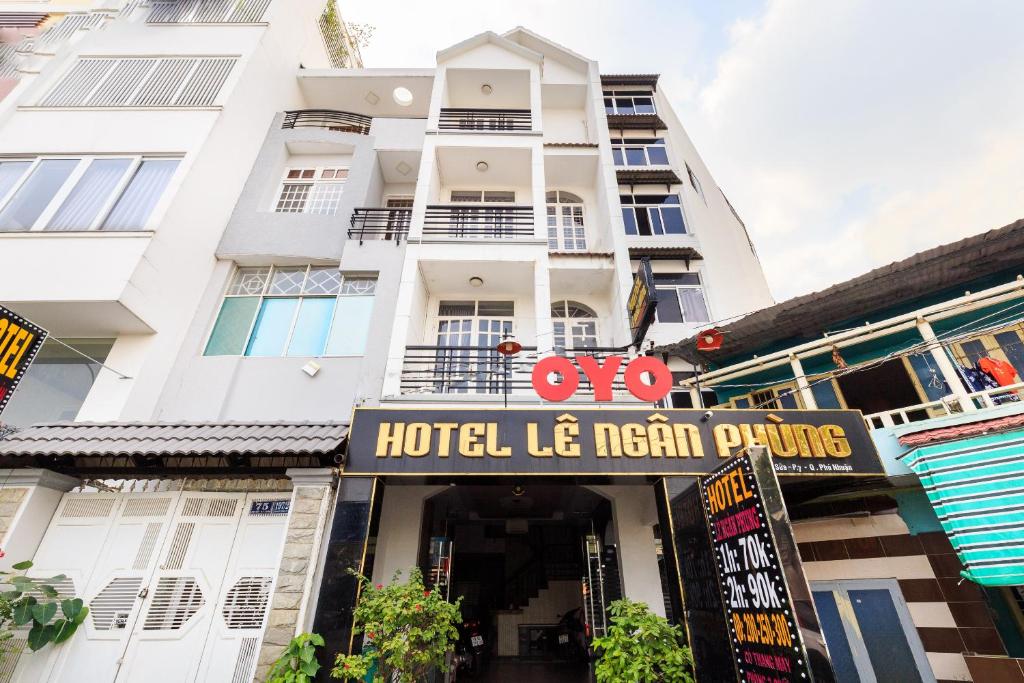 un hôtel situé en face d'un grand bâtiment blanc dans l'établissement Lê Ngân Phùng Hotel 79 HOA SỮA PHƯỜNG 7 PHÚ NHUẬN, à Hô-Chi-Minh-Ville