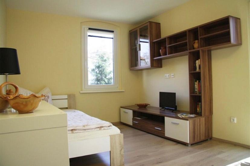 TV a/nebo společenská místnost v ubytování Ferienwohnung mit Balkon in Schmölln