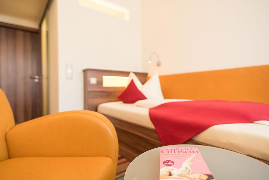 Postel nebo postele na pokoji v ubytování Hotel Peterhof - urban lifestyle Kempten