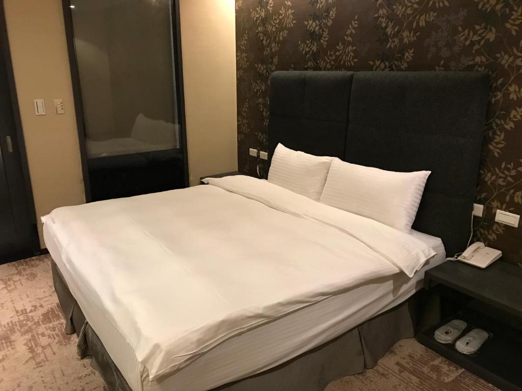 a large white bed in a hotel room at Shan-Yue Hotspring Hotel in Taipei