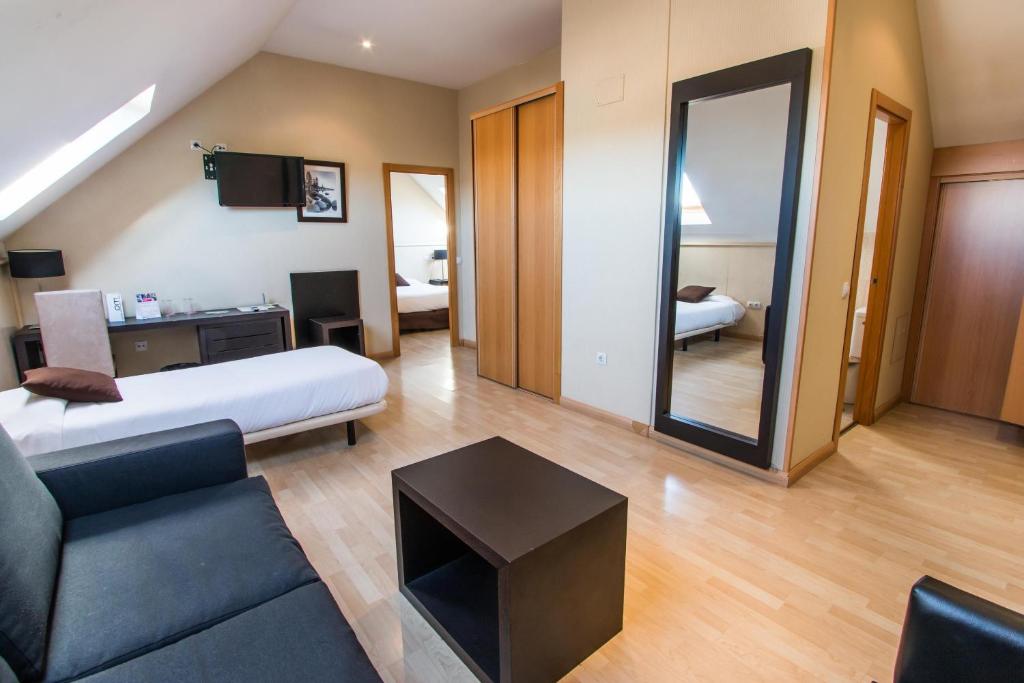 Cama o camas de una habitación en Hotel Suites Feria de Madrid