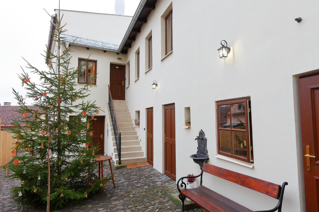 budynek z ławką i choinką świąteczną w obiekcie Lucerna - dům s duší Příbor w mieście Příbor
