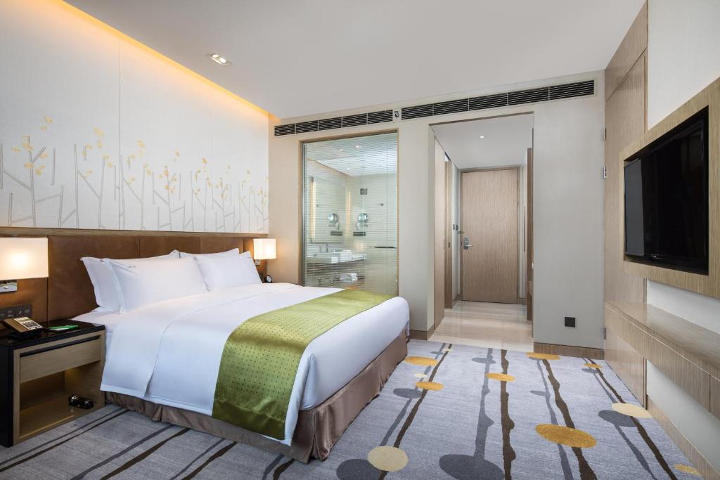 Postel nebo postele na pokoji v ubytování Holiday Inn Shaoguan Downtown by IHG