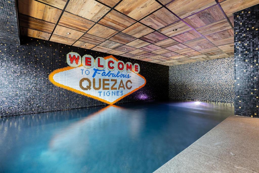 un panneau sur le mur d'une piscine dans l'établissement Chalet Carte Blanche Quezac, à Tignes