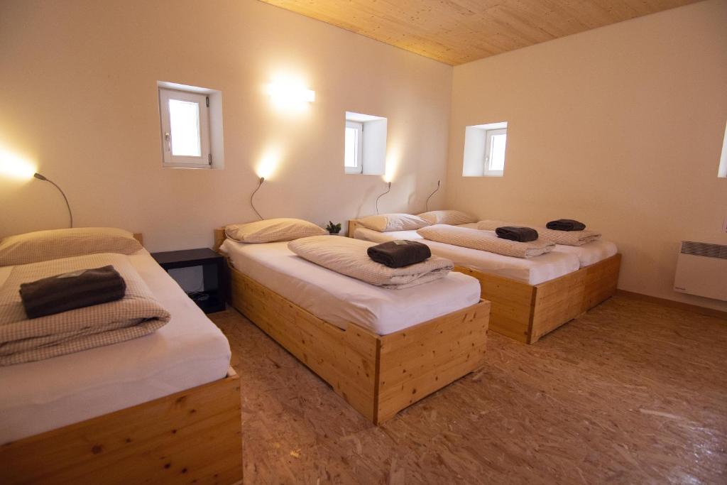 Postel nebo postele na pokoji v ubytování Sust Lodge am Gotthard
