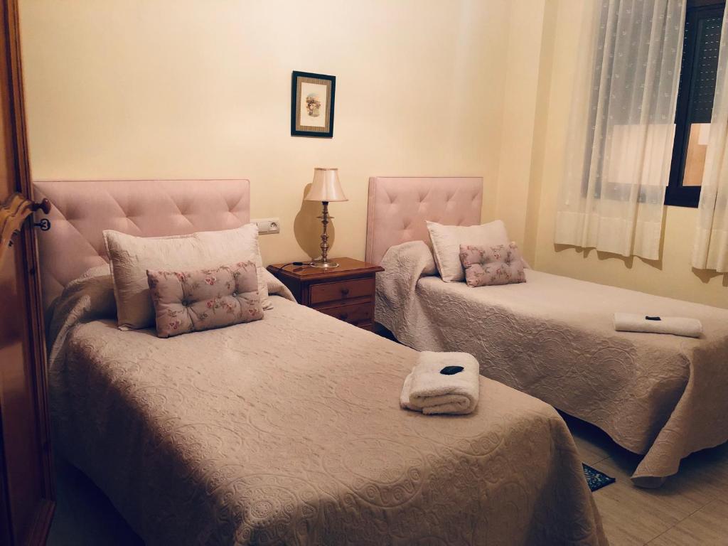 莫龍德拉夫龍特拉的住宿－Like Home，一间卧室配有两张床和一张带台灯的桌子