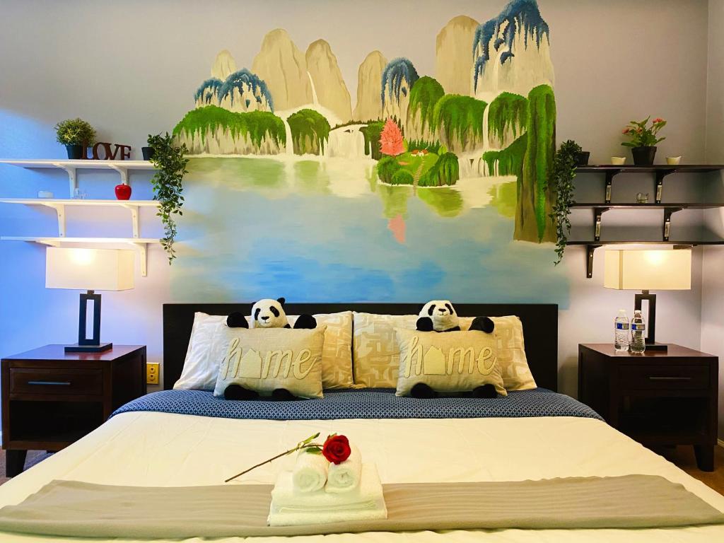 諾克羅斯的住宿－Robinwood condominiums，一间卧室配有一张壁画床