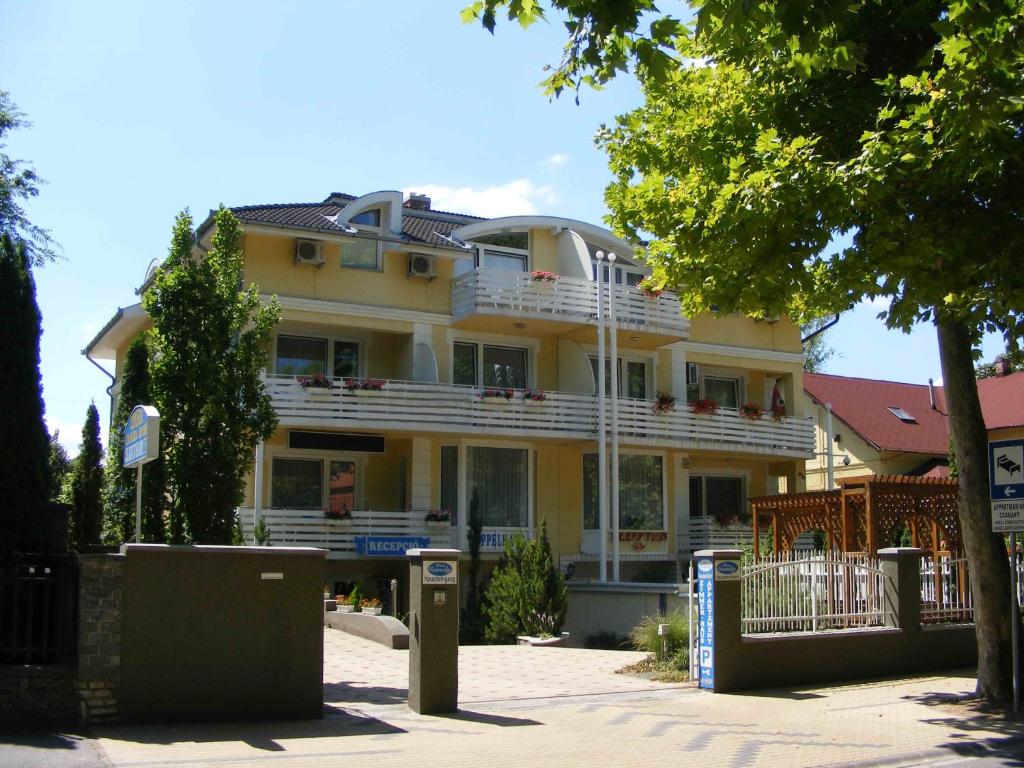 a large yellow building with a lot of windows at Arizona apartman in Siófok