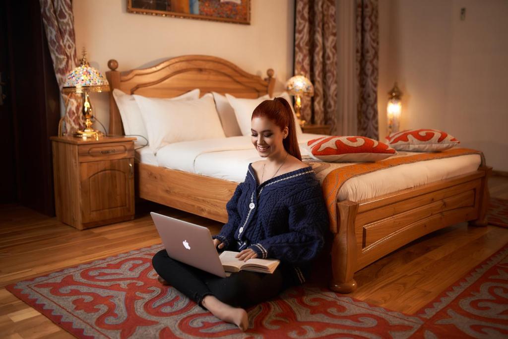 Postel nebo postele na pokoji v ubytování Navat Hotel