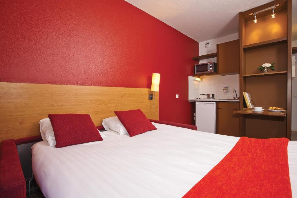 Ein Bett oder Betten in einem Zimmer der Unterkunft S&eacute;jours &amp; Affaires Lyon Saxe-Gambetta