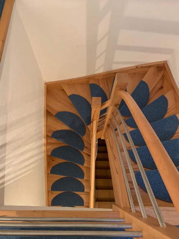 una escalera de caracol en una casa con pisadas azules en Kirchstraße 71, en Fell