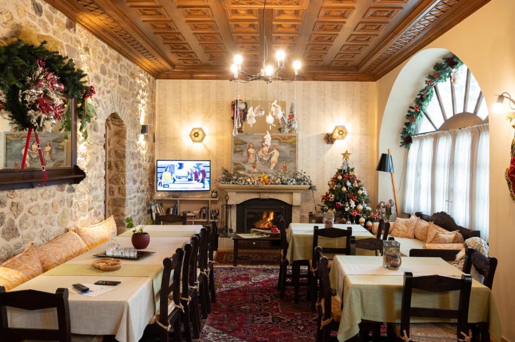 Televízia a/alebo spoločenská miestnosť v ubytovaní Kaza Guesthouse