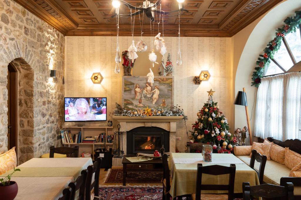 Televízia a/alebo spoločenská miestnosť v ubytovaní Kaza Guesthouse