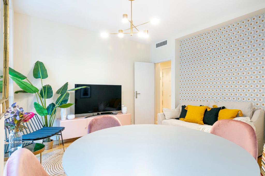 A television and/or entertainment centre at Luxury Belmont Puerta del Sol