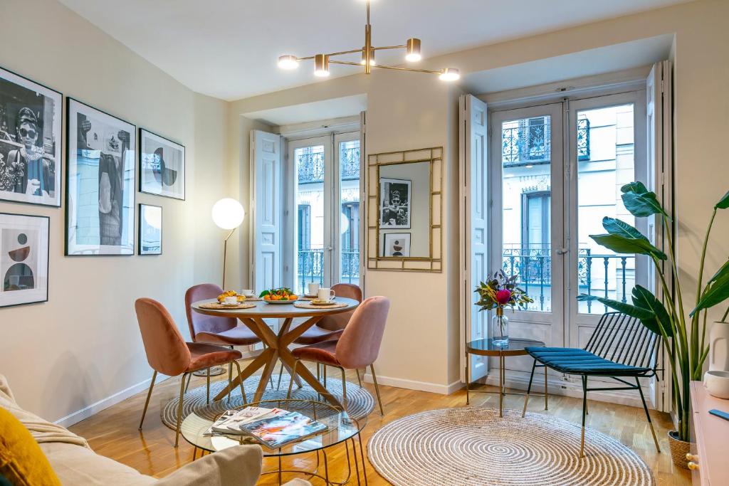 A seating area at Luxury Belmont Puerta del Sol