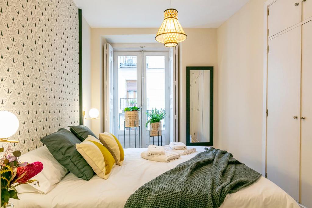 A bed or beds in a room at Luxury Belmont Puerta del Sol