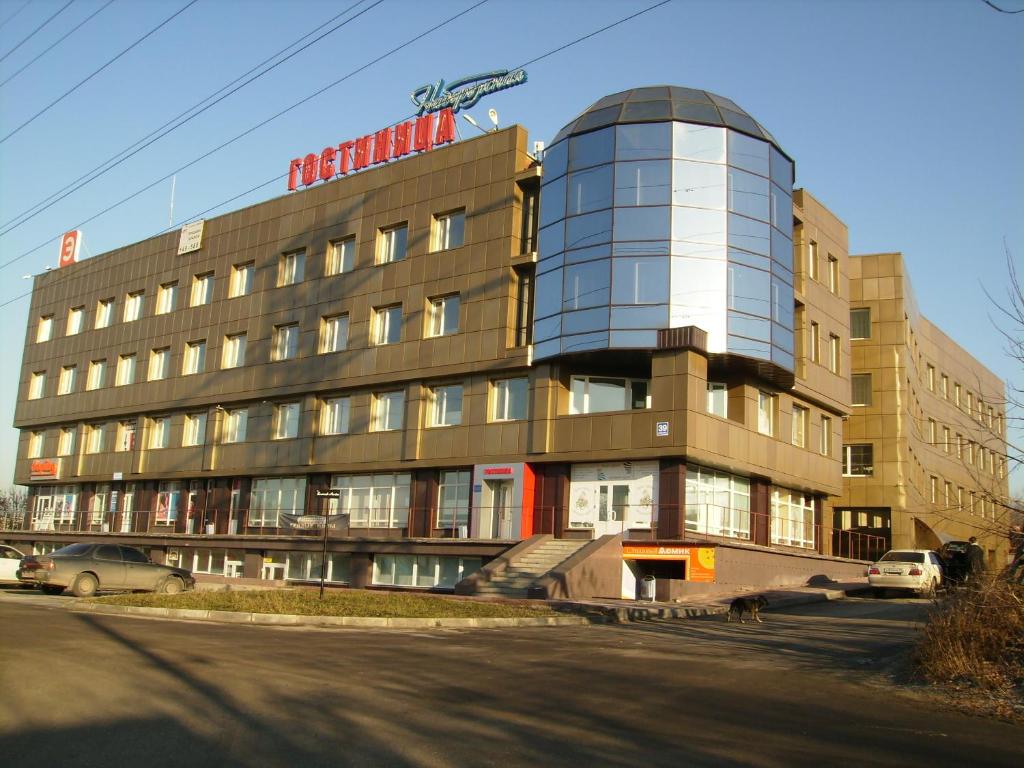 un gran edificio con una ventana redonda en la parte superior en Naberezhnaya, en Novosibirsk