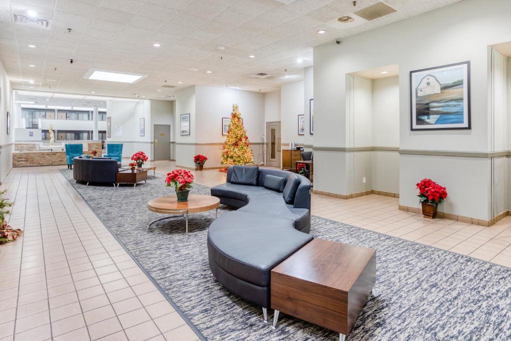 eine Lobby mit Sofas und einem Weihnachtsbaum in der Unterkunft OYO Townhouse Owensboro West in Owensboro