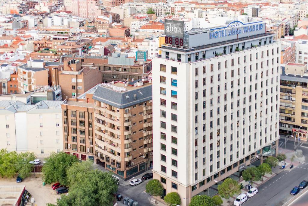 آبا مدريد في مدريد: اطلالة هوائية على مبنى ابيض كبير