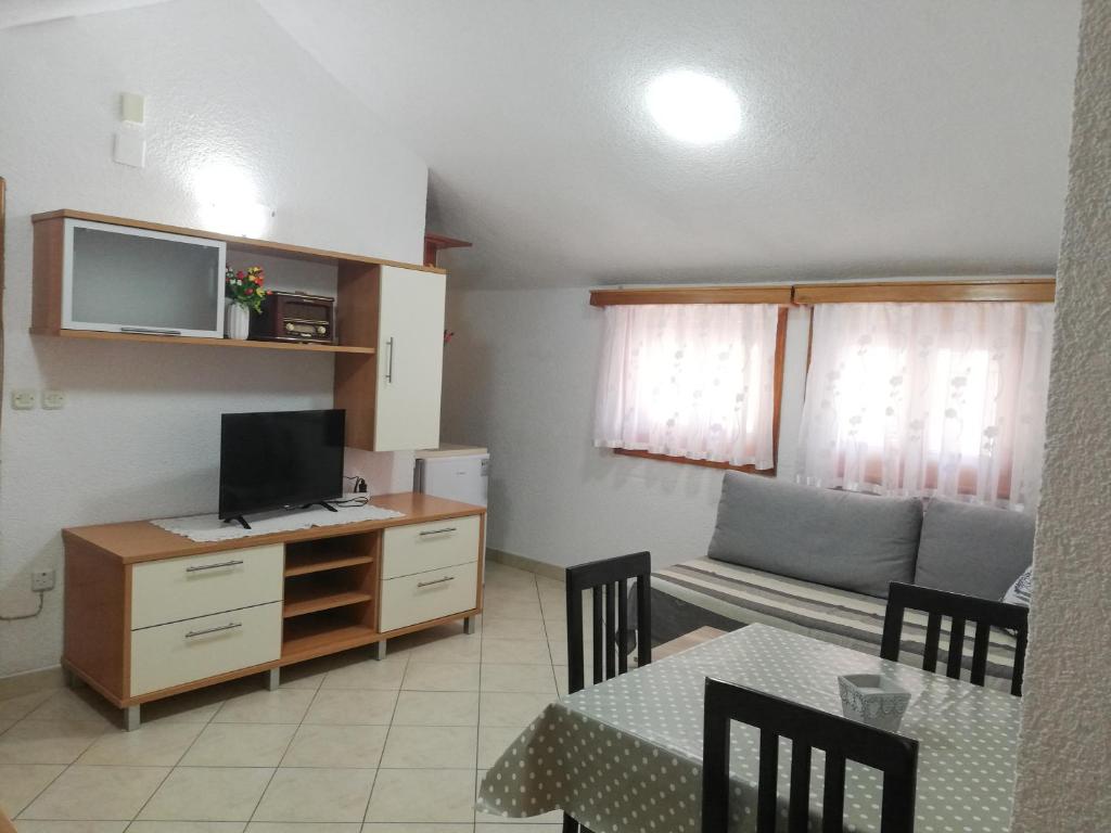 Televízia a/alebo spoločenská miestnosť v ubytovaní Apartments Branko