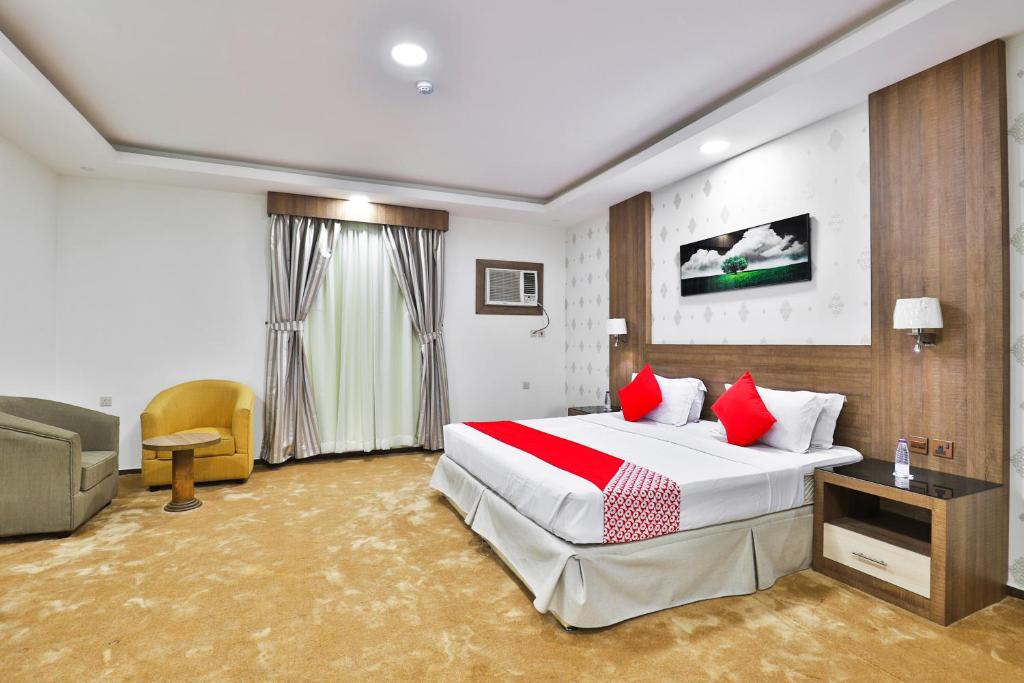 a hotel room with a bed and a couch at نجمة نوارة للوحدات الفندقية in Najran