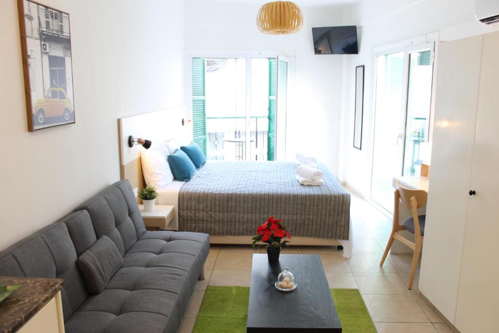 - un salon avec un canapé et un lit dans l'établissement 4YOU STUDIOS, à Larnaka