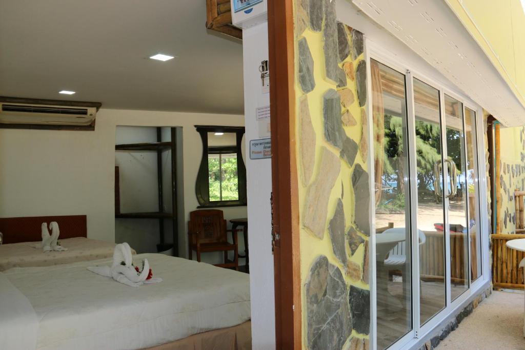 Postel nebo postele na pokoji v ubytování Ruan Mai Naiyang Beach Resort