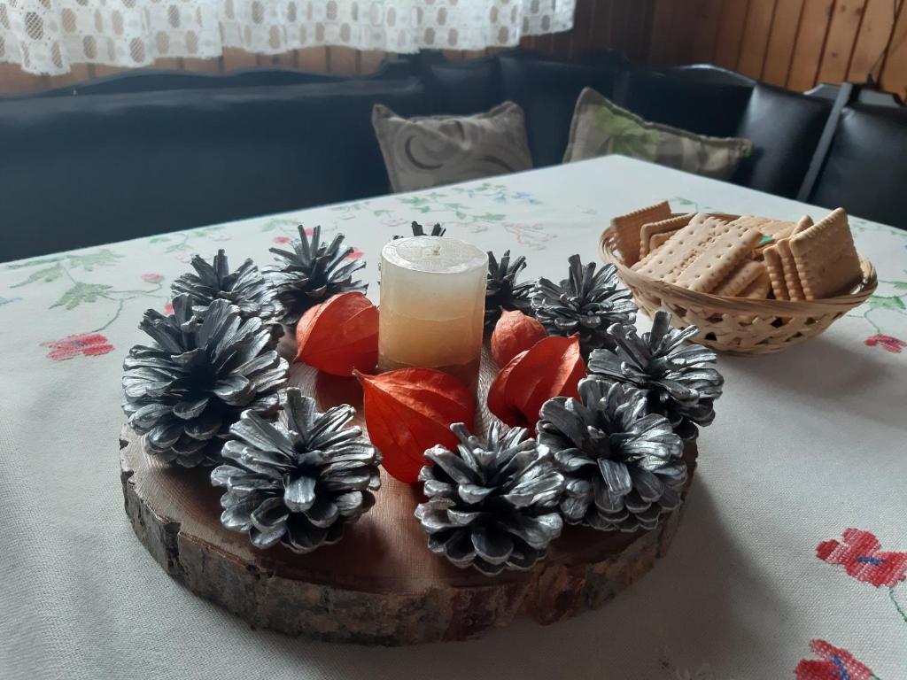 um bolo de chocolate com flores e uma vela na mesa em Smeštaj u Novoj Varoši, Zlatar em Nova Varos